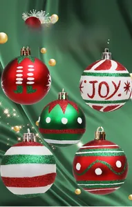 Lot de 5 boules de Noël rouges vertes et blanches sur fond en velours vert foncé