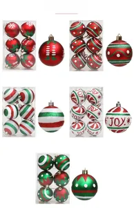Détails de boules de Noël de 6cm rouge, vert et blanc avec motifs pailletés et texte JOY