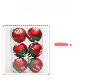Détails de boules de Noël rouges avec motifs de flocons dans un emballage transparent