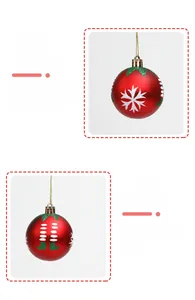 Détail d'une boule de Noël rouge avec motifs flocons et jambes d'elfe pour décoration