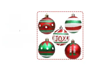 Détail de boules de Noël de 6cm rouges et vertes avec lettres JOY et motifs de flocons de neige