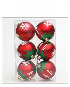 Gros plan de boules de Noël rouges de 6cm avec flocons dans une boîte transparente