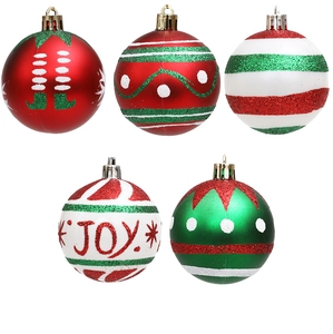 Détail de cinq boules de Noël de 6cm rouges et vertes avec texte JOY et paillettes