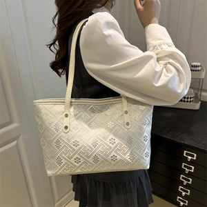 Large capacity chic beige tote bag with vintage floral pattern and reinforced straps