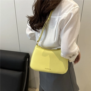 Sac sous le bras minimaliste en cuir jaune pâle pour femme avec inscription mode et sangle