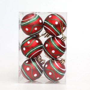 Boules de Noël rouges de 6cm avec lignes vertes et points blancs en lot de 6 pièces