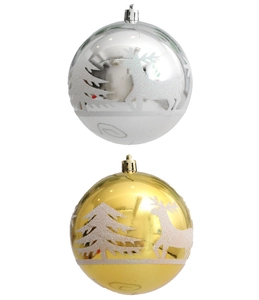 Detalle de bolas de Navidad doradas y plateadas con motivos de renos y copos de nieve