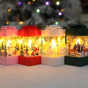 Kerstcadeau-lantaarns met kerstman- en sneeuwmanprints in een sfeervolle kerstsetting