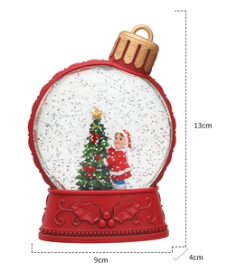 Vista dettagliata della lanterna di Natale da 13 cm con figurine e glitter in acqua