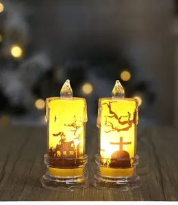 Dettaglio di candele LED con silhouette di Halloween di castelli e pipistrelli