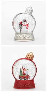 Dettaglio della sfera di neve con glitter e scene di Babbo Natale e pupazzo