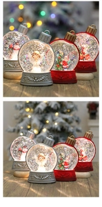 Dettaglio di un globo d'acqua natalizio con neve glitterata e figure festive