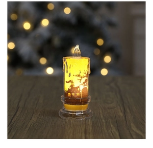 Dettaglio candela LED per Halloween con sagome di castelli e luce gialla calda