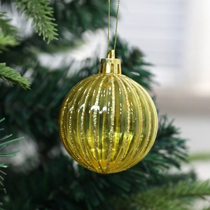 Goldene 6cm Weihnachtskugel mit vertikalen Streifen und Glitzer am Weihnachtsbaum