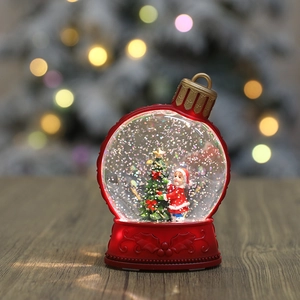 Palla di Natale con acqua con ragazza e albero su base rossa a rilievo e gancio d'oro
