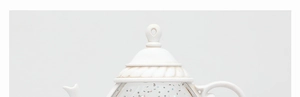 Dettaglio di un bollitore decorativo bianco con glitter e coperchio con filettatura