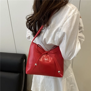Borsa a secchiello rossa chic da donna con fiocco e dettagli in metallo argento