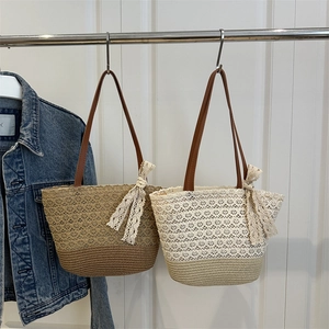 Sac fourre-tout tissé avec motif en dentelle et fines lanières en cuir pour un style d'été
