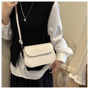 Detailweergave van de witte minimalistische crossbodytas met verstelbare leren riem