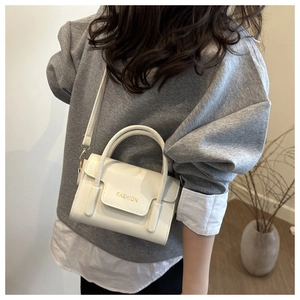 Beige Umhängetasche aus PU-Leder mit Rundgriff und FASHION-Schriftzug-Detail