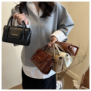 Détail de sacs à bandoulière en similicuir en plusieurs couleurs avec texte doré élégant