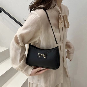 Borsa a spalla nera stile francese con fibbia a fiocco dorato e finitura opaca