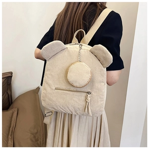 Detailansicht eines beigen Cord-Rucksacks mit Bärenohren und abnehmbarer Münztasche