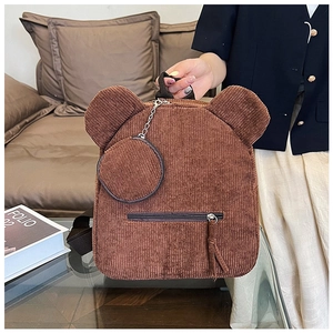 Detail eines braunen Cord-Rucksacks mit niedlichen Bärenohren und kleinem Rundbeutel
