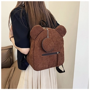 Detail der dunkelbraunen Cord-Beuteltasche mit 3D-Bärenohren und runder Münztasche