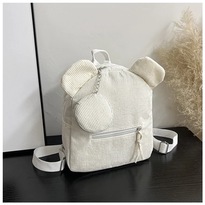 Detail eines weißen Cord-Mini-Rucksacks mit süßen Bärenohren und passender Geldbörse