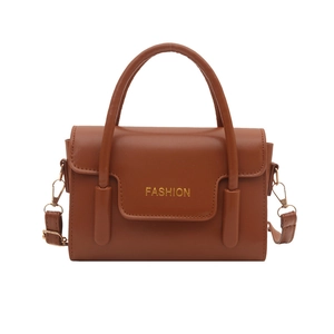 Sac à main minimaliste en cuir marron caramel avec logo fashion doré élégant