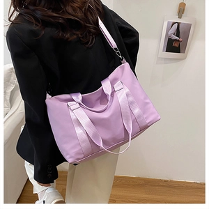 Detailansicht einer lila XL-Tragetasche aus Nylon über der Schulter für den Alltag