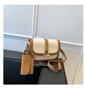 Detail der Satteltasche mit goldener Schnalle und passender Geldbörse am Lederriemen