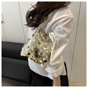 Détails macro de paillettes dorées champagne et chaîne argentée sur le sac seau