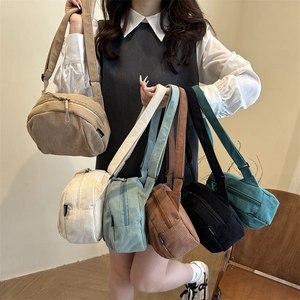 Umhängetaschen aus Cord in Beige, Grün und Braun in minimalistischer Gruppenpräsentation
