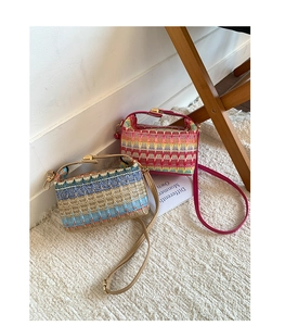 Dettaglio borsa a secchiello intrecciata boho con chiusura magnetica e tracolla