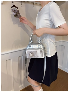 Borsa a tracolla argento metallizzato con finestra in PVC trasparente per badge anime