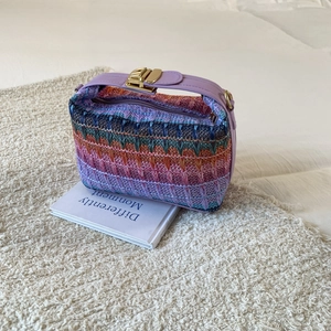 Borsa a mano arcobaleno in paglia intrecciata con motivo a V e tracolla viola elegante