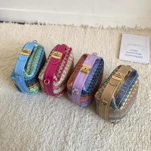 Borsa a mano arcobaleno in paglia intrecciata con catena e chiusura dorata multicolore