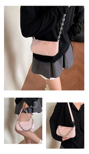 Borsa rosa in ecopelle con catena argento mostrata a spalla e a tracolla moda