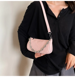 Dettaglio borsa baguette rosa in finta pelle stropicciata con catena in argento