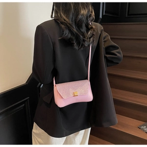 Vue détaillée du sac rose à strass avec fermoir doré sur bandoulière en cuir