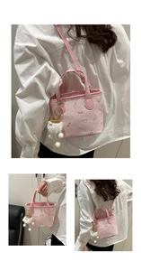 Détail du mini sac seau rose avec imprimés mignons et pendentif nuage en peluche