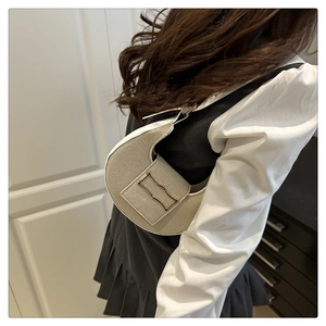 Vue latérale du sac demi-lune tissé beige avec bordure blanche et boucle d'or