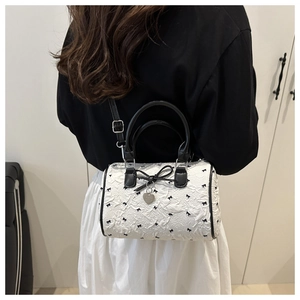 Détails du sac Boston en jacquard blanc avec nœuds noirs et pendentif en forme de cœur