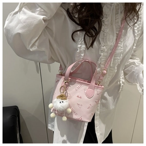 Mini sac seau rose avec imprimés d'ours et pompon porté en bandoulière pour femme