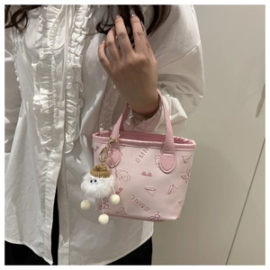 Mini sac seau rose avec imprimé chiot floral et pompon en peluche blanche décoratif
