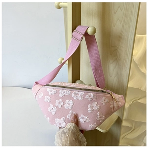 Dettaglio della borsa a sella rosa ricamata con fiori 3D e cerniera in metallo dorato