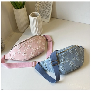 Dettaglio della trama floreale 3D su borse a tracolla rosa e blu da donna alla moda