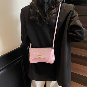 Sac bandoulière rose à paillettes avec fermoir doré et design minimaliste pour femme
